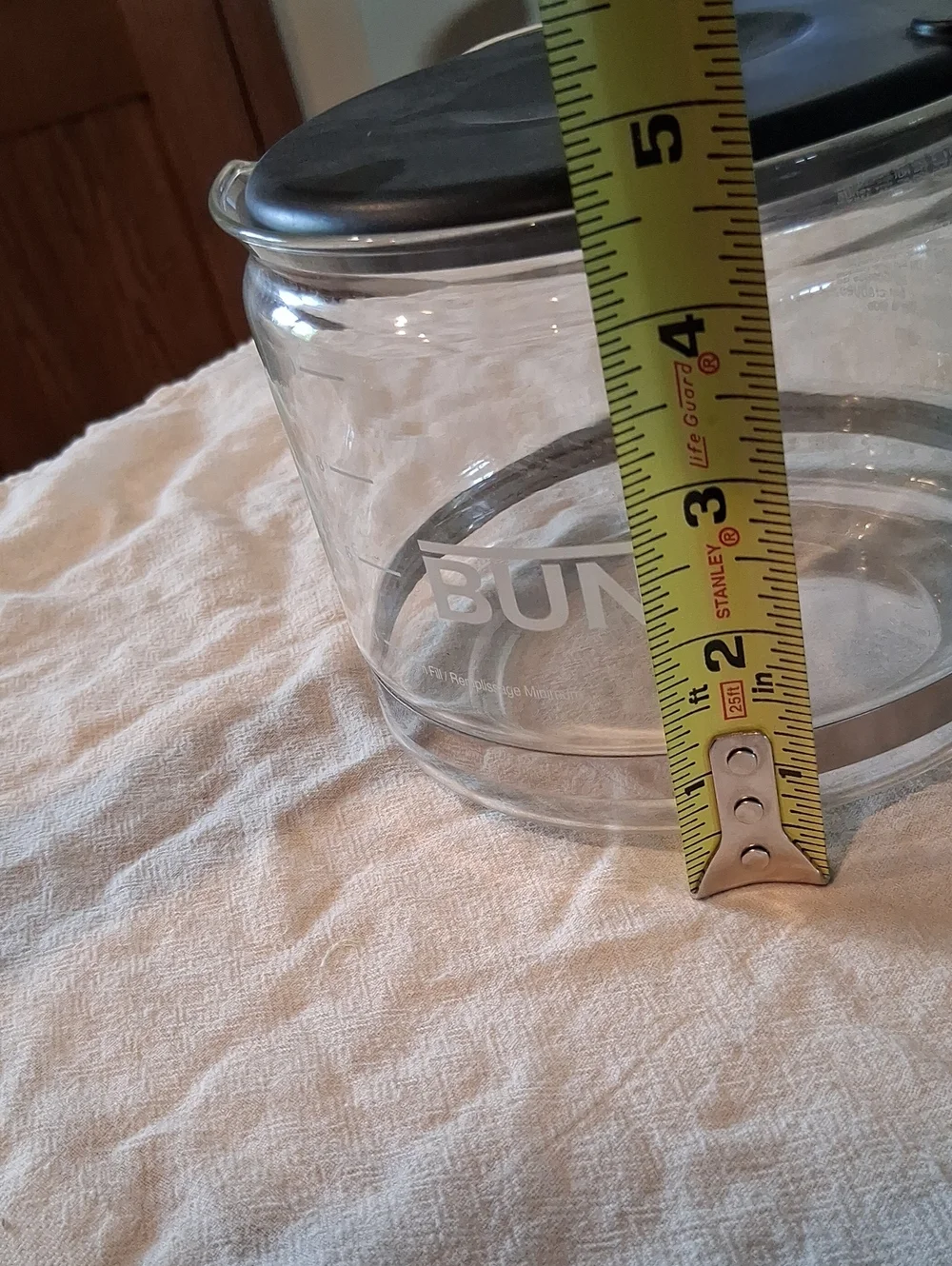 Bunn 10-cup replacement‎ glass carafe featuring a black lid and handle.